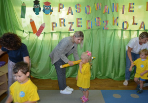 Pani dyrektor pasuje dzieci z grupy Smyki na przedszkolaków