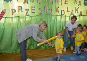 Pani dyrektor pasuje dzieci z grupy Smyki na przedszkolaków