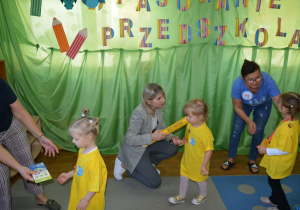 Pani dyrektor pasuje dzieci na przedszkolaków