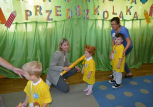 Pani dyrektor pasuje dzieci na przedszkolaków