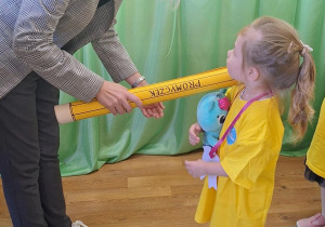 Pani Dyrektor pasuje Polę na przedszkolaka.