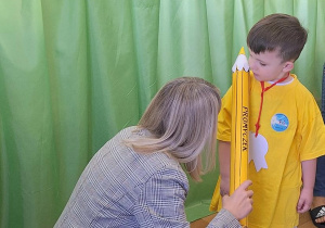 Pani Dyrektor pasuje Borysa na przedszkolaka.