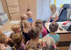 Tuptusie zwiedzają gabinet Pani Dyrektor.