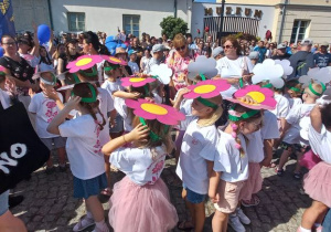 Dzieci z naszego przedszkola z dumą kroczą ulicami miasta