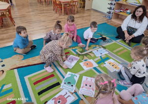 Alisa układa napis do obrazka ilustrującego zdziwienie.