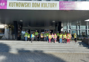 Dzieci pozują na tle kUtnowskiego Domu Kultury