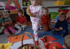 Ania_wybiera_uluiony_owoc_