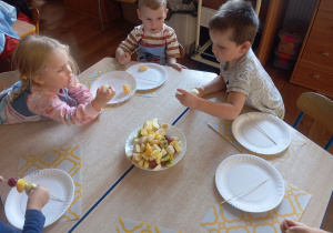 Kornelka__Miłosz_i_Marcel_robią_szaszłyki
