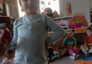 Zuzia_wybiera_ulubiony_owoc