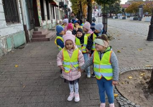 Dzieci zwiedzają ulicę Królewską