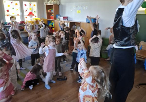 Przedszkolaki_uczą__się_tańca 4