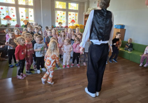 Przedszkolaki_uczą__się_tańca