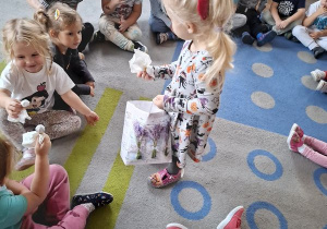 Amelka_częstuje_słodkimi_duszkami