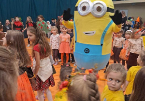 Dzieci tańczą z Minionkiem na balu jesiennym