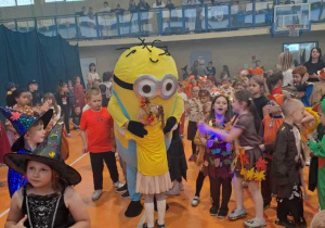 Lucyna przytula się do Minionka